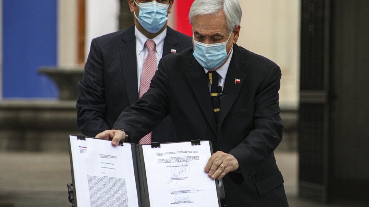 El presidente Sebastián Piñera muestra el documento que convoca la Asamblea Constituyente