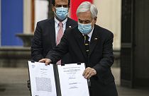 El presidente Sebastián Piñera muestra el documento que convoca la Asamblea Constituyente
