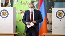 رئيس وزراء أرمينيا نيكول باشينيان قبل الإدلاء بصوته الأحد
