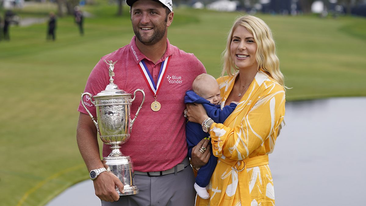 Jon Rahm exhibe el trofeo del Abierto de Estados Unidos de golf junto a su esposa Kelley y a su hijo Kepa 