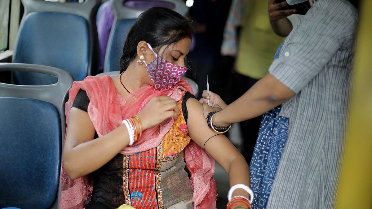 Az új koronavírus ellen oltanak Kolkátában egy buszban