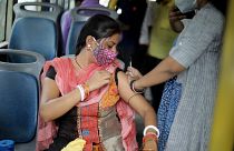 Az új koronavírus ellen oltanak Kolkátában egy buszban