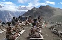 Jógázó katonák a Himalájában