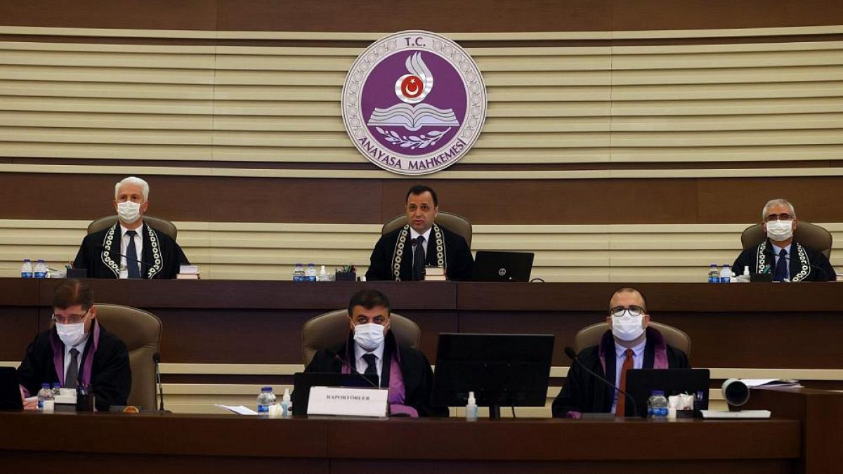 Das türkische Verfassungsgericht hat einen Verbotsantrag gegen die prokurdische Oppositionspartei HDP angenommen.