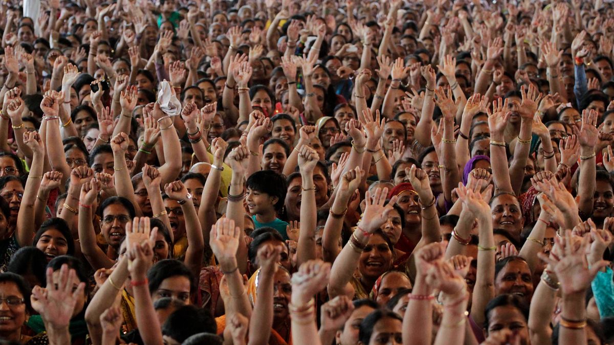 Hindistan'ın Ahmedabad kentinde yoga gurusu Baba Ramdev'i dinlerken ellerini kaldıran kadınlar (arşiv)