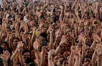 Hindistan'ın Ahmedabad kentinde yoga gurusu Baba Ramdev'i dinlerken ellerini kaldıran kadınlar (arşiv)