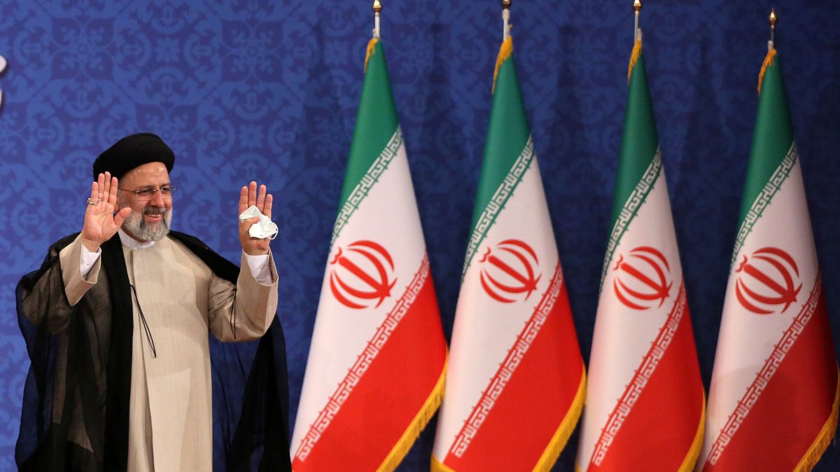 İran'da cumhurbaşkanlığı seçimlerini kazanarak ülkenin 8'inci Cumhurbaşkanı seçilen İbrahim Reisi, Tahran'daki Şehit Beheşti Konferans Salonu'nda basın toplantısı düzenledi