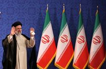 İran'da cumhurbaşkanlığı seçimlerini kazanarak ülkenin 8'inci Cumhurbaşkanı seçilen İbrahim Reisi, Tahran'daki Şehit Beheşti Konferans Salonu'nda basın toplantısı düzenledi