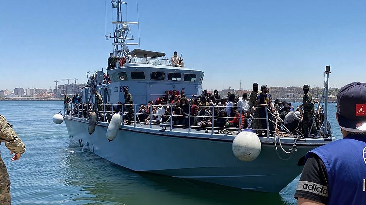 أكثر من 270 مهاجرا غير شرعي أعيدوا لى ميناء طرابلس في ليبيا، 15 حزيران/يونيو 2021