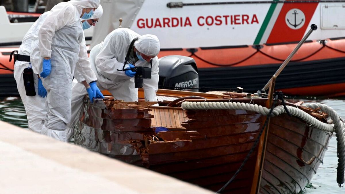Offenbar haben die beiden Deutschen auf dem Gardasee ein Holzboot gerammt