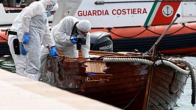 Offenbar haben die beiden Deutschen auf dem Gardasee ein Holzboot gerammt