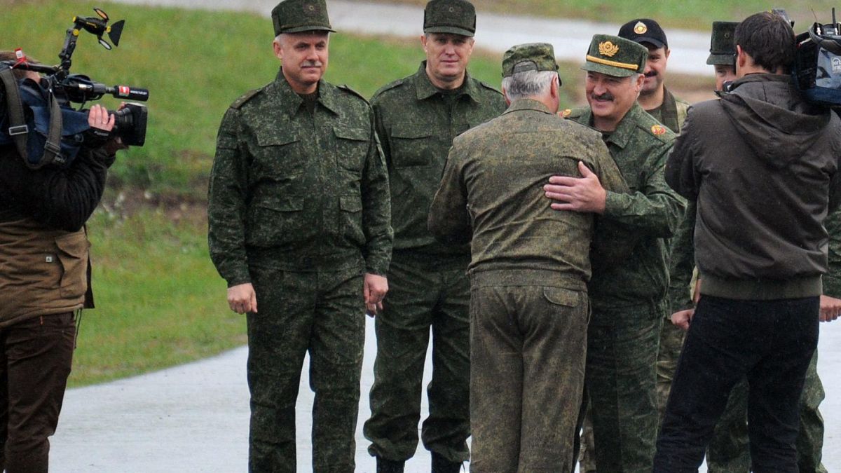 رئيس بيلاروسيا ألكسندر لوكاشينكو يرحب بالمسؤولين العسكريين لدى وصوله لتفقد التدريبات العسكرية الروسية البيلاروسية، بلدة بوريسوف، 20 سبتمبر 2017