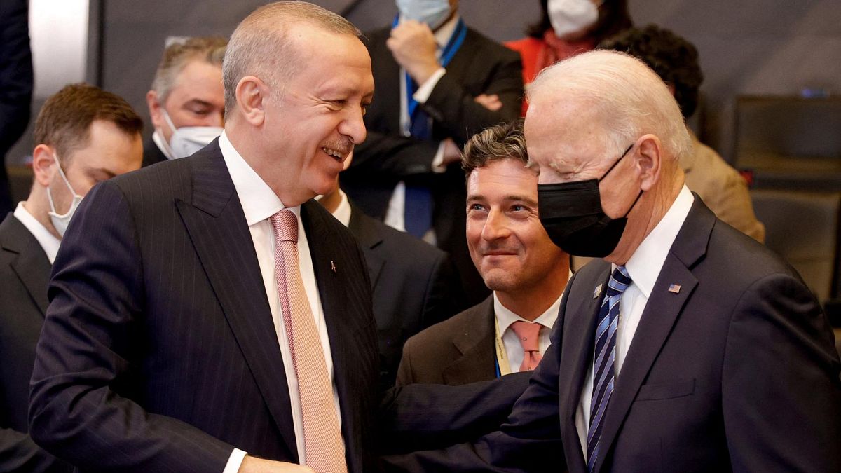 الرئيس الأمريكي جو بايدن يتحدث مع الرئيس التركي رجب طيب إردوغان قبل الجلسة العامة لقمة الناتو في مقر منظمة حلف شمال الأطلسي(الناتو) في بروكسل، بلجيكا، 14 يونيو 2021