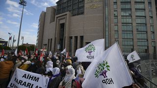 Сторонники ПДН протестуют в Стамбуле против ареста Селахаттина Демирташа