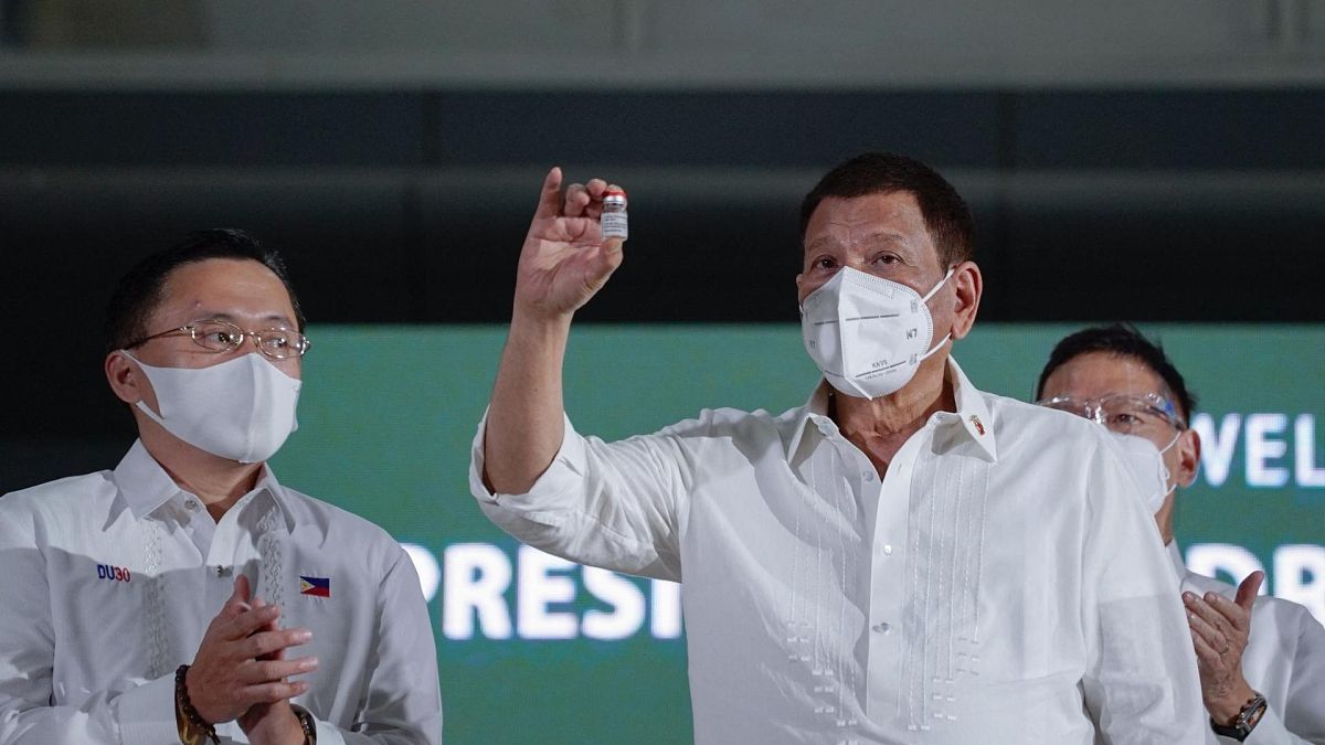 الرئيس الفلبيني رودريغو دوتيرتي وهو يحمل قنينة لقاح أسترازينيكا ضد كوفيد-19، مانيلا، الفلبين، 4 مارس 2021