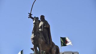 تمثال للقائد الجزائري التاريخي الأمير عبد القادر 