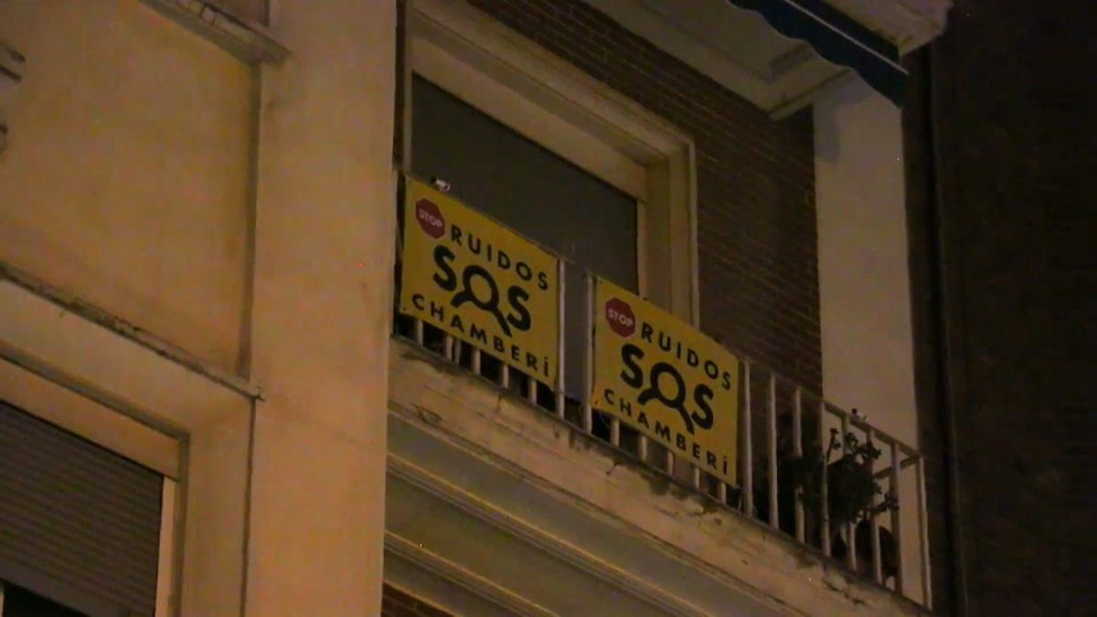 Balcón en el barrio de Chamberí con pancarta de protesta contra el ruido, Madrid, 21/6/2021