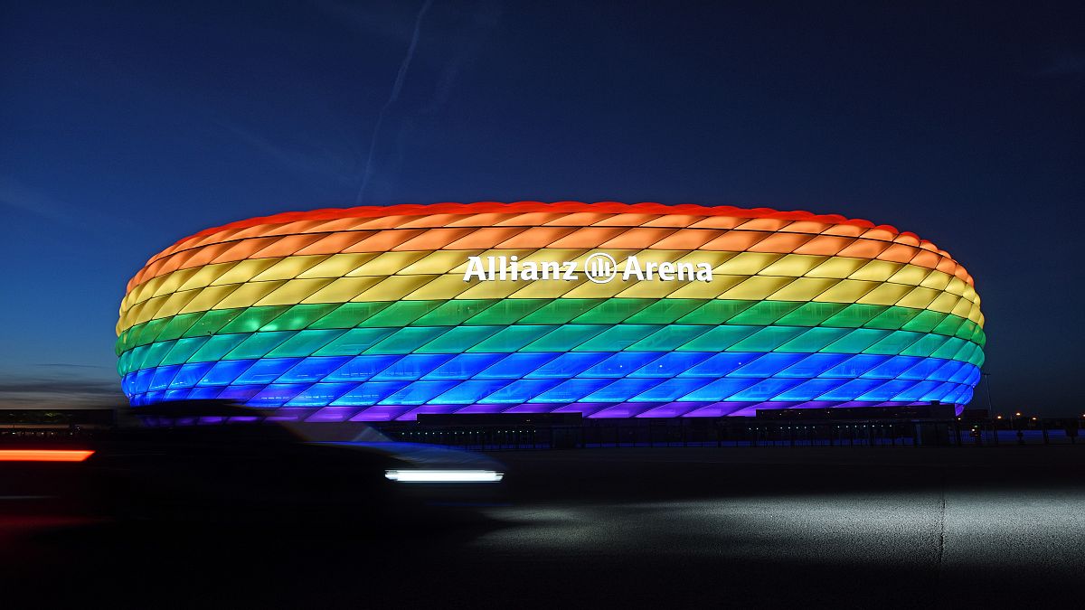 ملعب ميونخ مضاء بألوان قوس قزح يوم احتفال المثليين السنوي. 2016/07/09