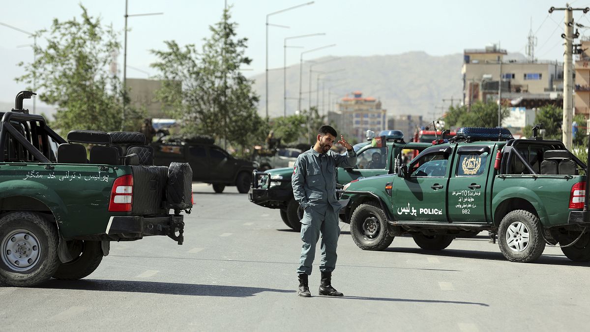 Bombalı saldırı yapılan bir noktada inceleme yapan Afgan güvenlik güçleri