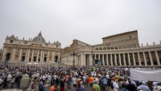 20 giugno 2021: fedeli in attesa dell'Angelus in piazza S. Pietro
