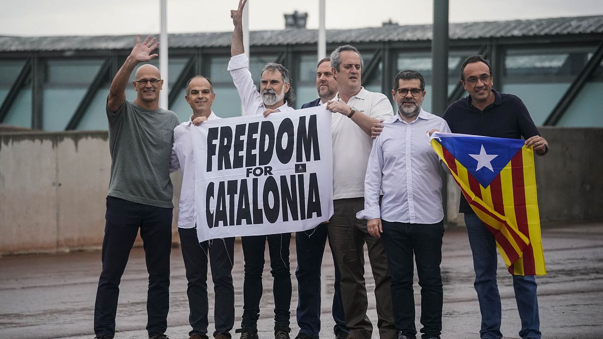 Les indépendantistes catalans acclamés à leur sortie de prison