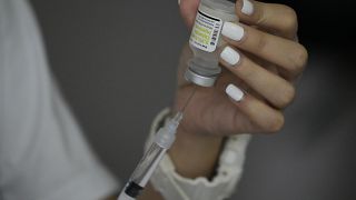 Un'infermiera si prepara a fare il vaccino