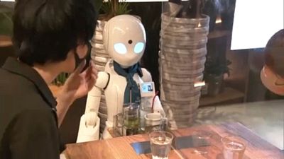 روبوتات تقدم الوجبات في مقهى باليابان