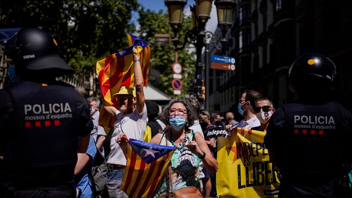 تجمع هواداران جنبش جدایی‌طلبی مقابل سالن محل سخنرانی نخست وزیر اسپانیا در بارسلون