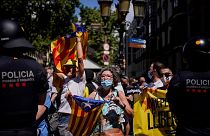 تجمع هواداران جنبش جدایی‌طلبی مقابل سالن محل سخنرانی نخست وزیر اسپانیا در بارسلون
