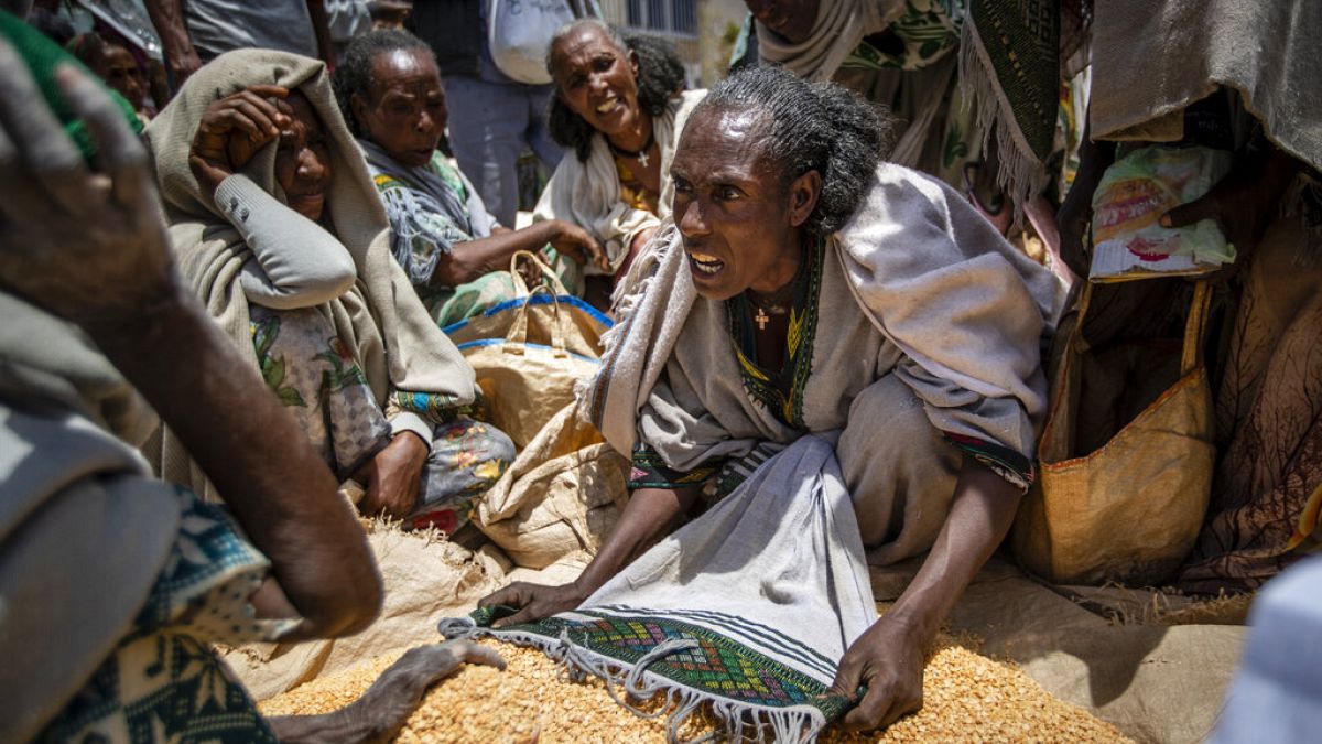 Etiópiai nő vitázik a segélyszervezeti ételosztáson Agulában, 2021 májusában. A háború sújtotta térségben 350 ezren éheznek