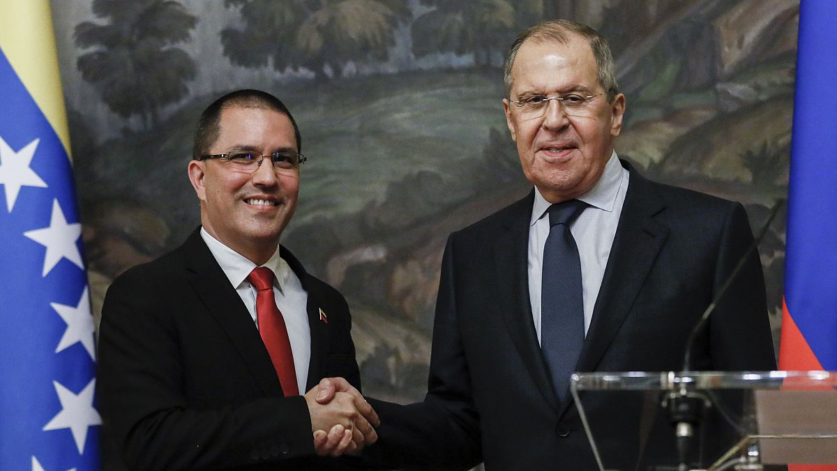 El ministro de Exteriores venezolano, Jorge Arreaza, y su homólogo ruso, Serguéi Lavrov, posan ante la prensa durante su reunión en Moscú.