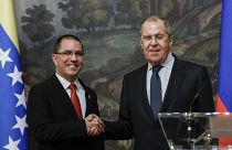 El ministro de Exteriores venezolano, Jorge Arreaza, y su homólogo ruso, Serguéi Lavrov, posan ante la prensa durante su reunión en Moscú.