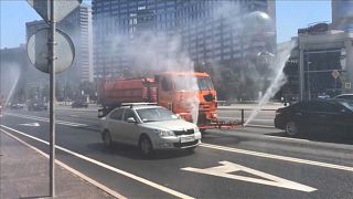 شاحنات ترش الماء في شوارع موسكو مع ارتفاع قياسي في درجات الحرارة