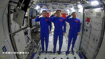 Una telefonata spaziale. Xi Jinping saluta gli astronauti sulla nuova stazione 