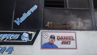 Cartel de la campaña electoral de Daniel Ortega sobre un autobús en Managua (Nicaragua)