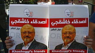 صورة من الارشيف- أشخاص يحملون ملصقات للصحفي السعودي المقتول جمال خاشقجي، بالقرب من القنصلية السعودية في اسطنبول