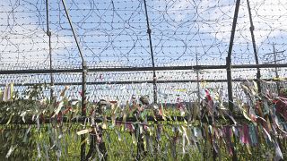 Dél-koreai katonák a lezárt határ túloldalán
