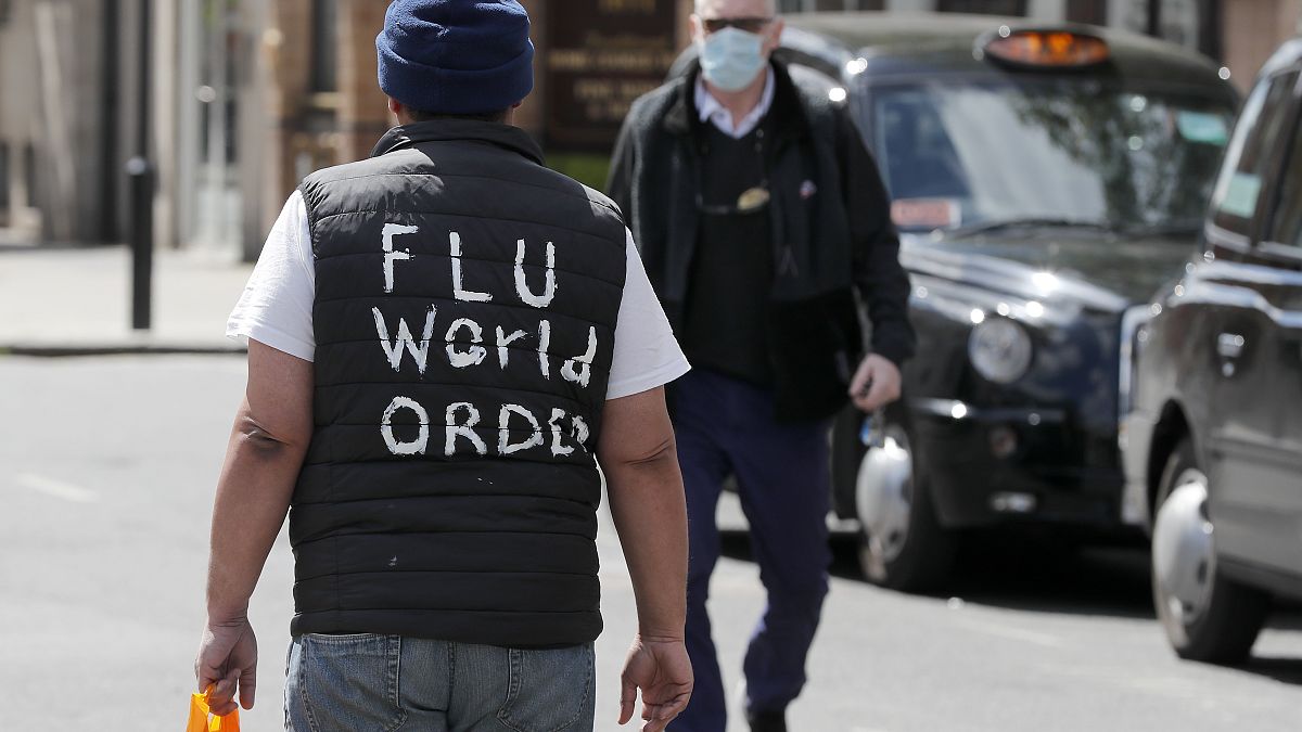 رجل يرتدي كمامة للوقاية من فيروس كورونا في لندن. 2020/05/12