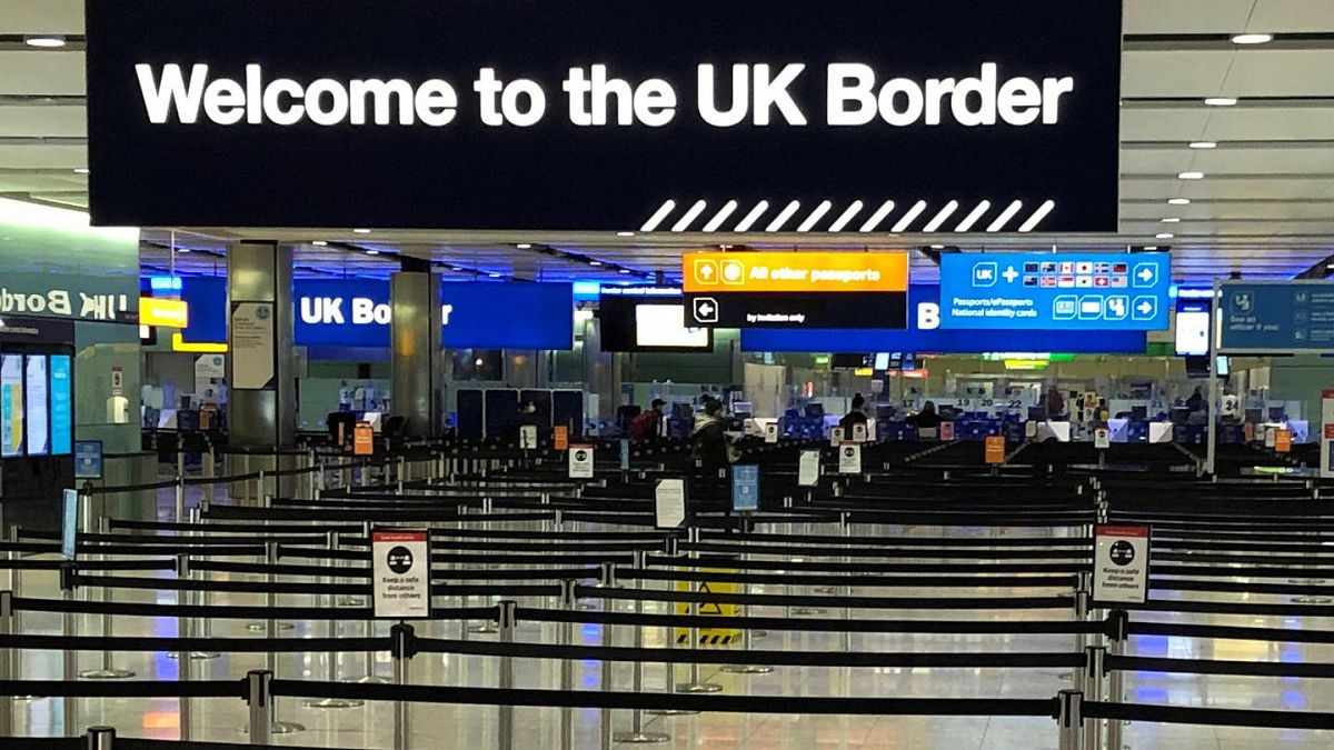 Граждане ЕС в Великобритании сидят на чемоданах 