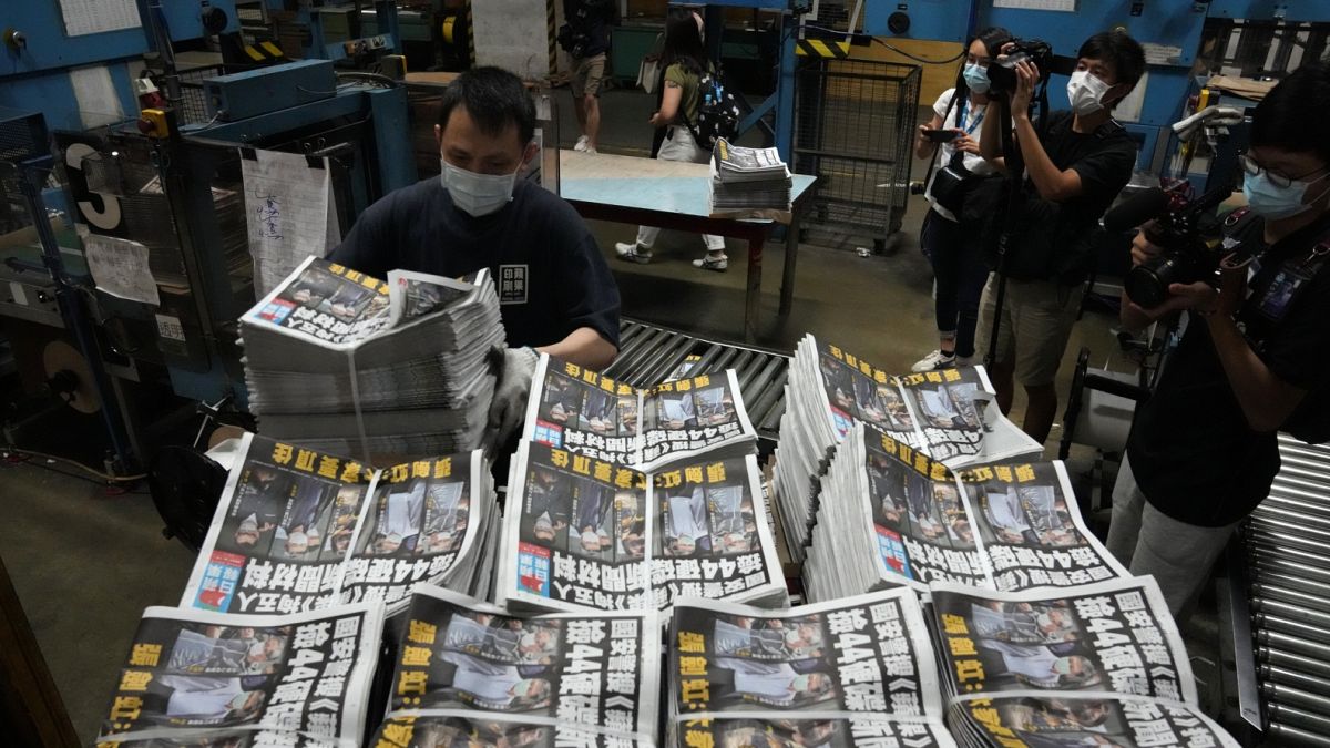 A demokráciapárti Apple Daily hongkongi nyomdájában: a zaklatások miatt leállnak