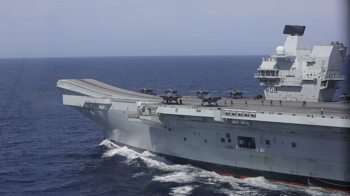 Британский эсминец "Дефендер" зашел на полторы морские мили вглубь российских территориальных, заявляют в МИД РФ