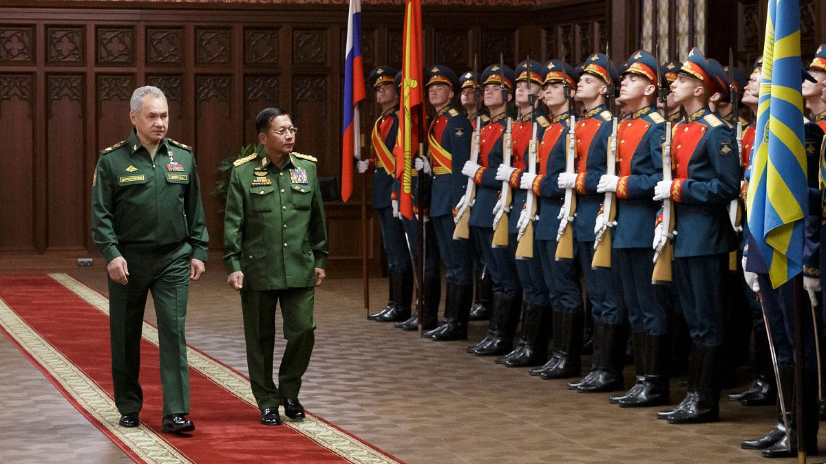 Rusya Savunma Bakanı Sergey Şoygu, Myanmar'da darbeyle iktidarı ele geçiren askeri yönetim lideri General Min Aung Hlaing ile Moskova'da görüştü
