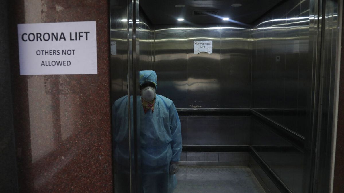 Ein Fahrstuhl für Menschen, die im Verdacht stehen, mit dem Coronavirus infiziert zu haben, 02.03.2020