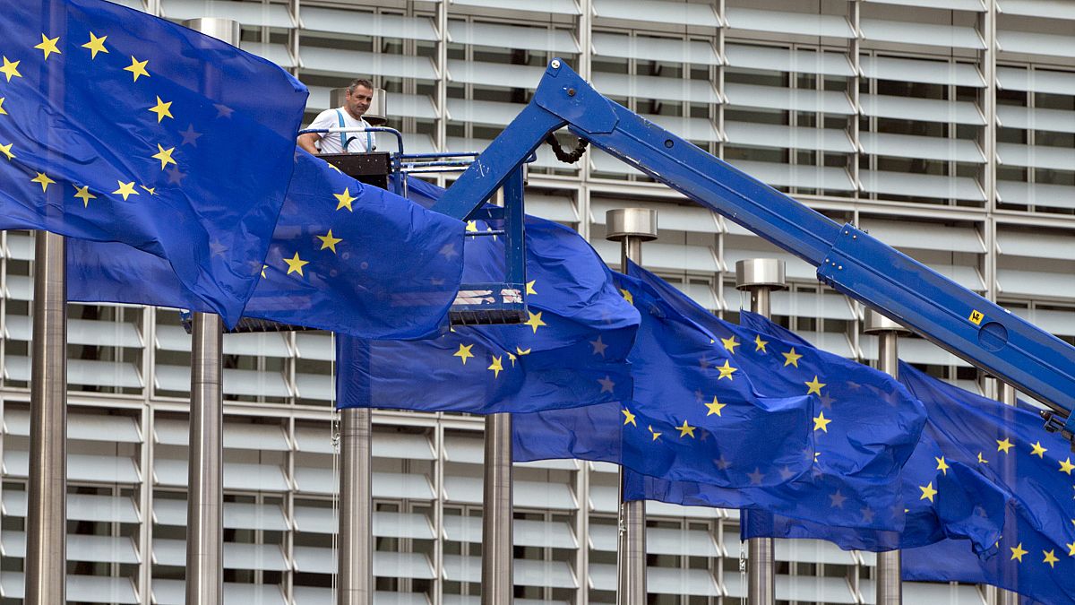 Флаги Евросоюза у здания штаб-квартиры в Брюсселе