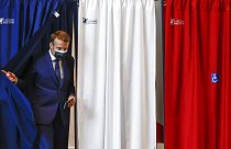 الرئيس الفرنسي إيمانويل ماكرون يغادر صندوق الاقتراع خلال الجولة الأولى من الانتخابات الإقليمية، في لو توكيه-باريس-بلاج، شمال فرنسا، الأحد 20 يونيو 2021.