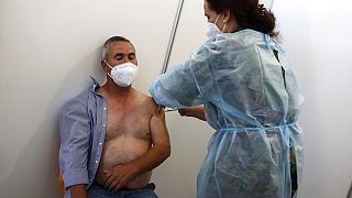 Un hombre recibiendo la vacuna contra la COVID-19