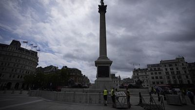 Szurkolói övezet kerítését állítják fel a londoni Trafalgar téren 2021. június 11-én