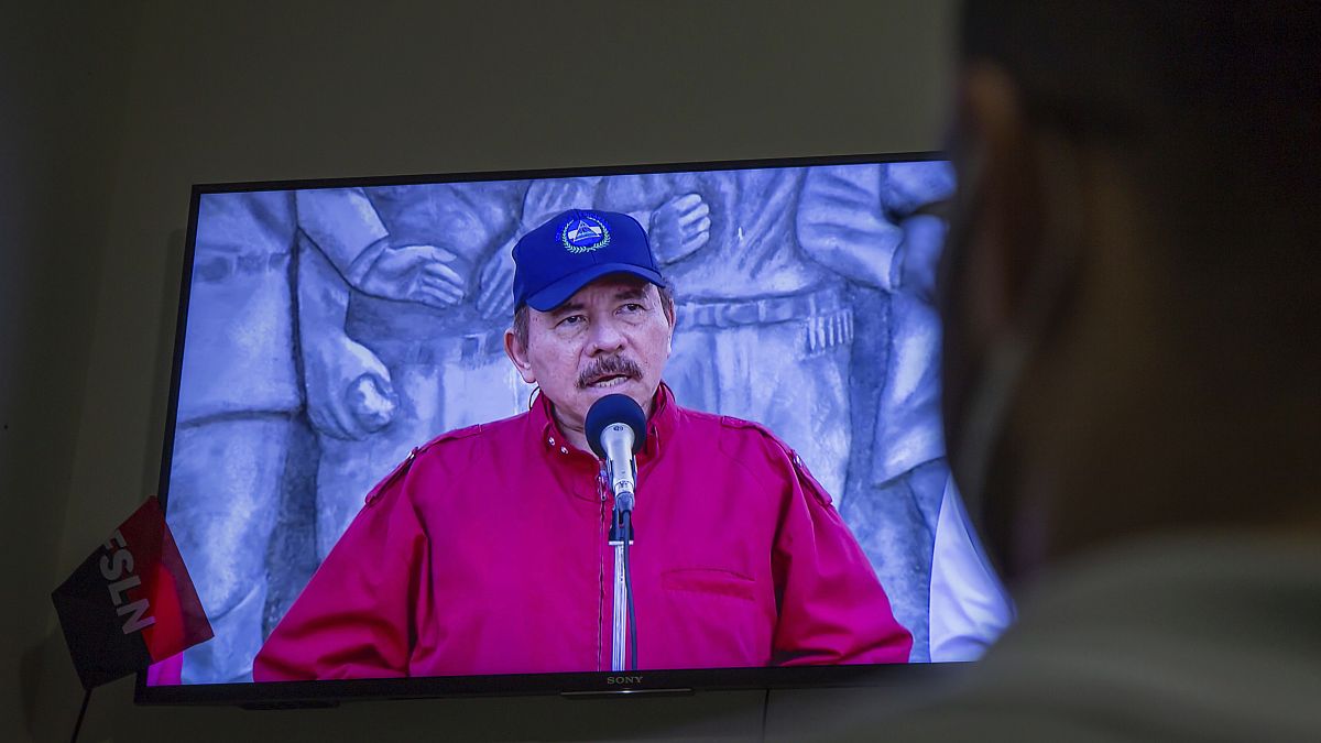 Un hombre sigue el discurso televisado del presidente de Nicaragua, Daniel Ortega, en su casa de Managua