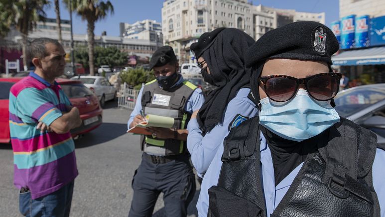 الناشط الفلسطيني نزار بنات يقضي أثناء عملية اعتقاله ...