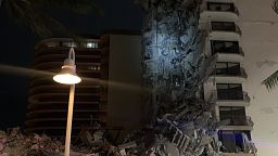 Florida: Hochhaus teilweise eingestürzt